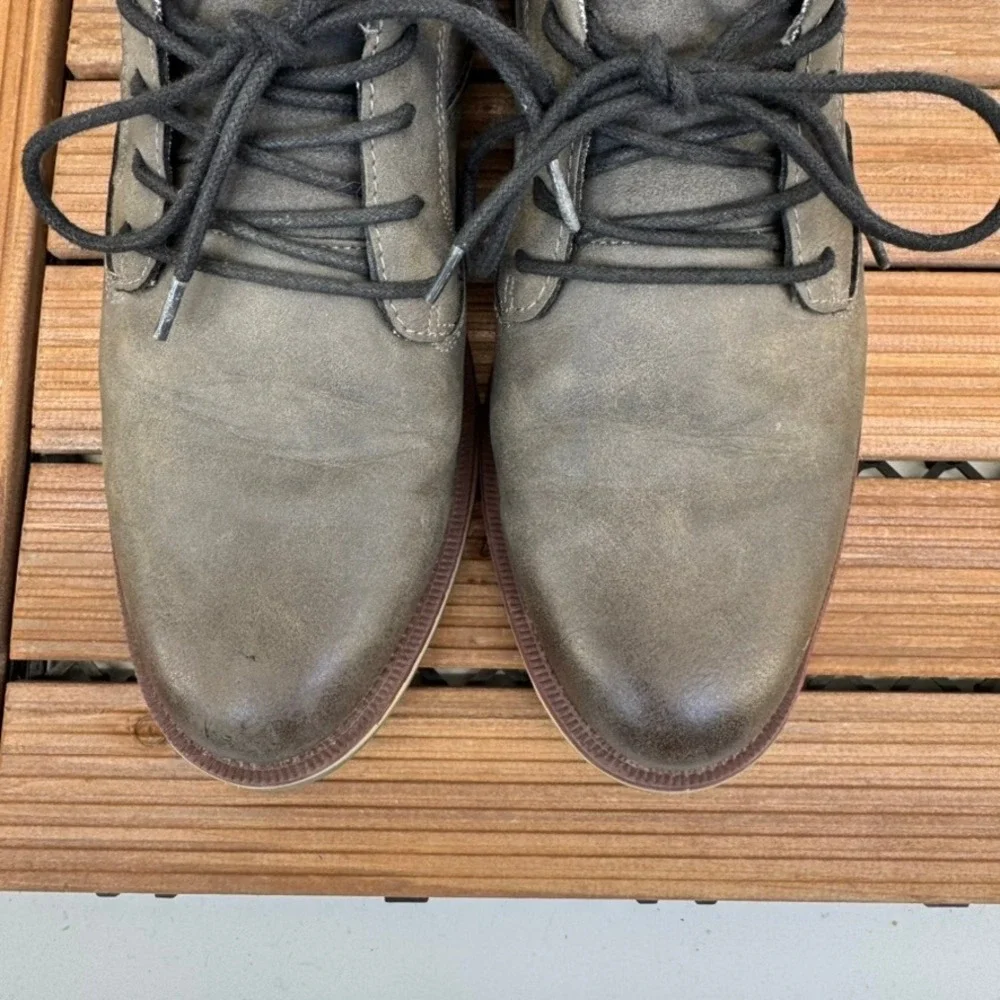 American Eagle Mens 7.5 Gray Leather Chukka Boots Lace Up Memory Foam